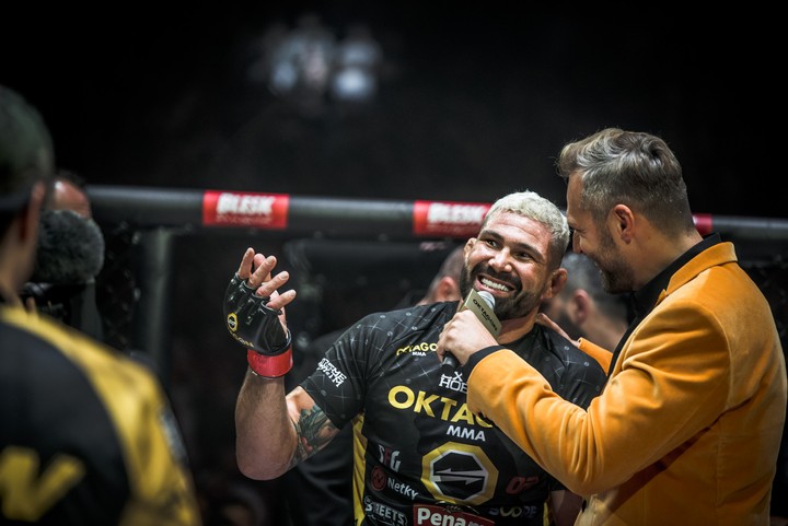 Attila Végh hitom internetu! Na tlačovke UFC prevzal úlohu tlmočníka